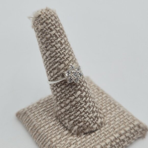 Size 7.5 Sterling Silver Cluster Clear Cubic Zirconia Ring A4379 - Picture 3 of 9